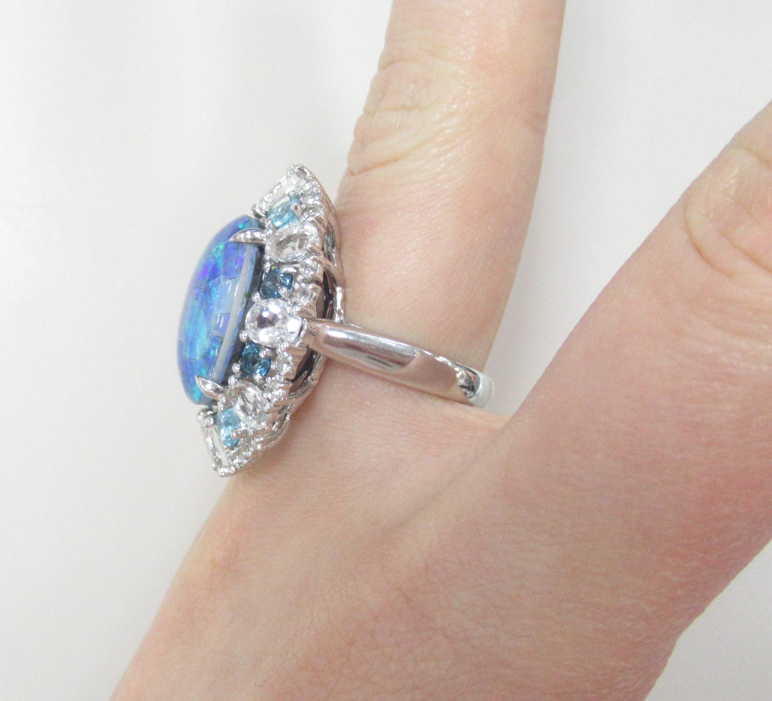Серебряное кольцо 925 пробы; вставки 4 Апатит 0,84ct; 8 Топаз бел. 5,8ct; 20 Циркон бел. 0,7ct; 4 Топаз Лондон 0,54ct; 1 Опал триплет синий 6,65ct;
